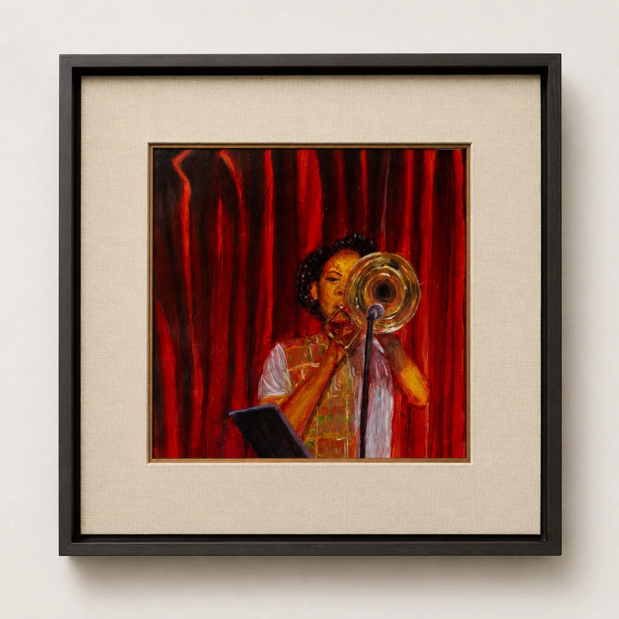 Abriendo la noche — óleo de una trombonista frente a un telón rojo, con micrófono y atril