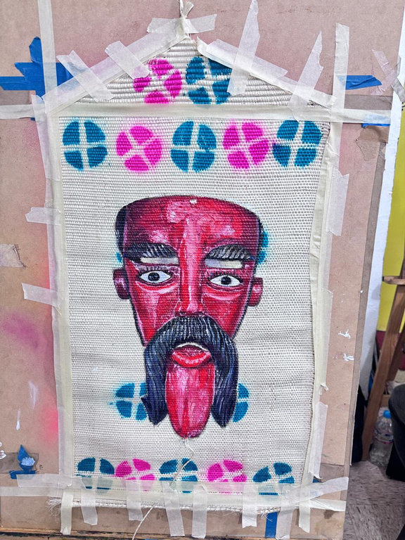 Indómita Existencia — óleo sobre fibra vegetal de un rostro rojo con bigote