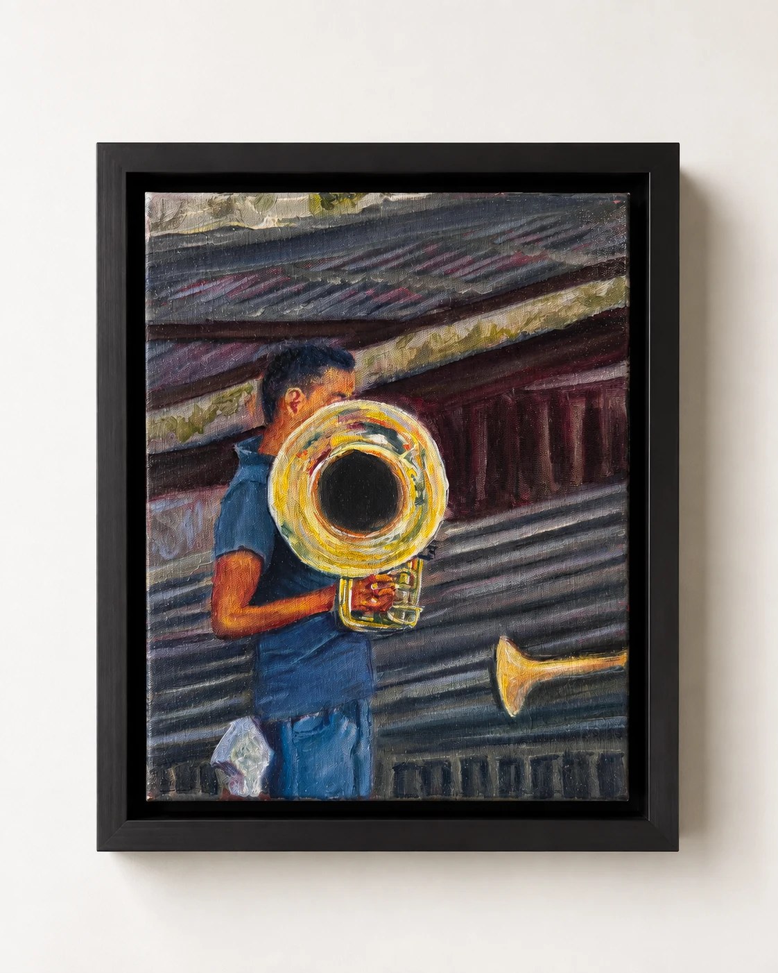 Música y viento I — óleo de un músico de azul cargando una tuba frente a un techo de lámina