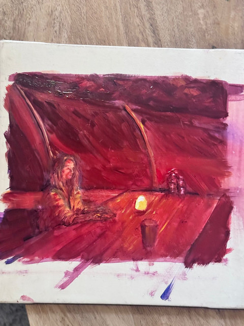 Oponente — escena en tonos rojos con figura sentada a una mesa