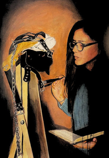 Reflexiones — óleo de una mujer con lentes observando un objeto de madera y cuero