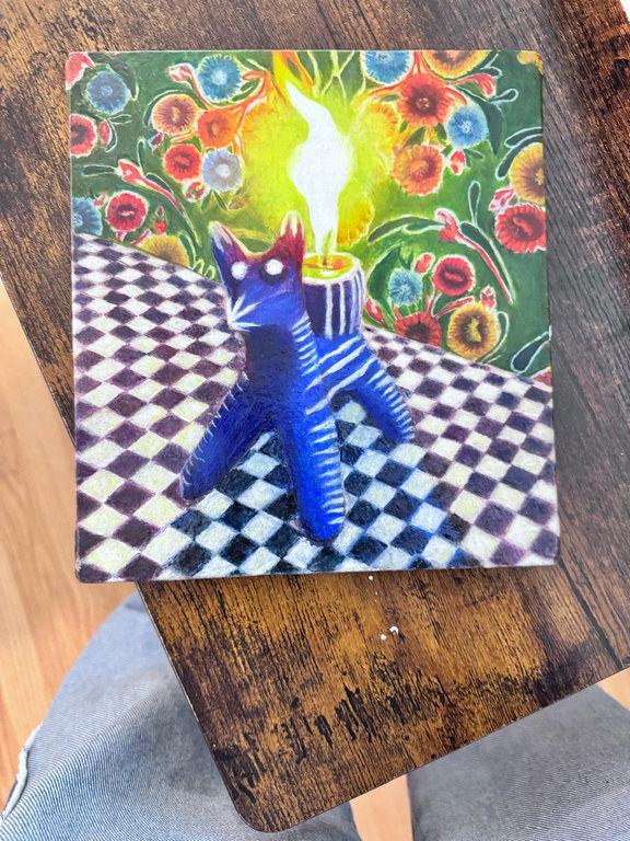 Torito — óleo de un alebrije azul con vela sobre piso de ajedrez y flores